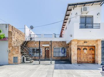 Casa · 160m² · 4 Ambientes · 2 Cocheras · Venta Casa 4 Ambientes en Isidro Casanova Apta Credito Quincho Parrilla