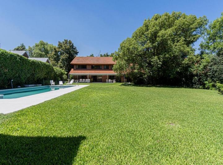 Casa · 425m² · 6 Ambientes · 2 Cocheras
