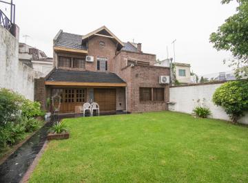 Casa · 243m² · 5 Ambientes · 1 Cochera · Venta Casa Categoria de 5 Ambientes con Jardín y 2 Cocheras - Ramos Mejía - Apto Credito y Permuta!