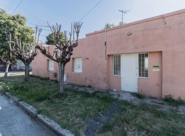 Casa · 115m² · 3 Ambientes · 1 Cochera · Venta de Casa de 3 Ambientes en Castelar con Patio