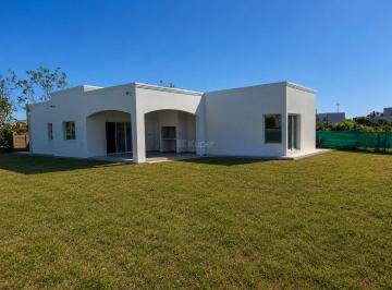 Casa · 136m² · 4 Ambientes · 1 Cochera · Casa en Venta en San Ramón, Pilar del Este, Pilar