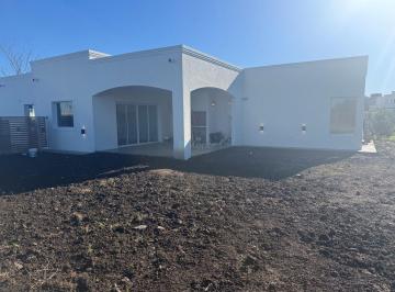 Casa · 136m² · 4 Ambientes · 1 Cochera · Casa en Venta en San Ramón, Pilar del Este, Pilar