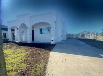 Casa · 136m² · 4 Ambientes · 1 Cochera · Casa en Venta en San Ramón, Pilar del Este, Pilar