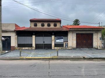 Casa · 189m² · 5 Ambientes · 3 Cocheras · Casa en Venta 5 Ambientes en Udaondo con Pileta, Quincho, Cocheras Cubiertas y Parque.