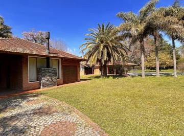 Casa · 208m² · 4 Ambientes · Casa con Excepcional Lote con Piscina y Hermosa Forestación
