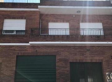 Casa · 217m² · 3 Ambientes · 2 Cocheras · Venta - Casa 3 Amb. C/ Local, Cochera y Amplio Jardin en Qui