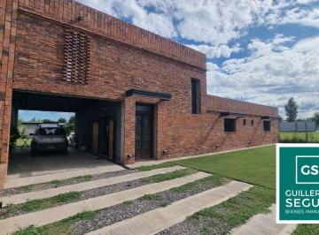 Casa de 7 ambientes, Mendiolaza · La Pampeana – Casa en Venta Estilo Industrial! Sobre La E53/ 3 Dorm. + Escritorio.