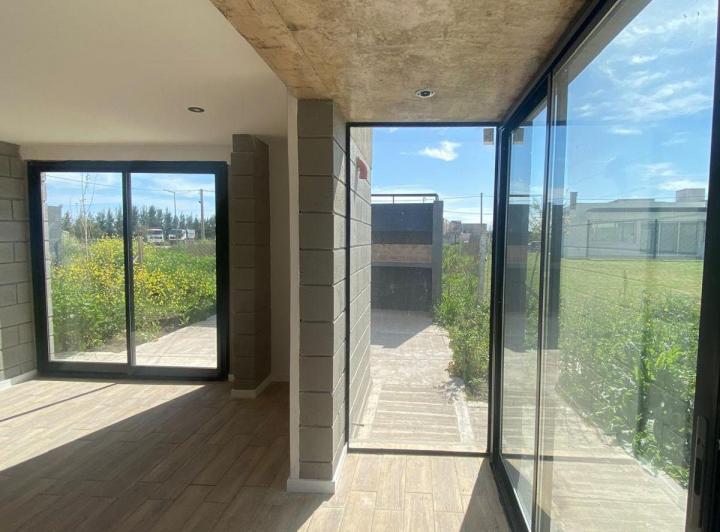 Casa · 95m² · 2 Ambientes · 2 Cocheras