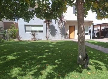 Casa · 200m² · 4 Ambientes · Venta Casa de 3 Dorm. en B°privado Elementos Plottier