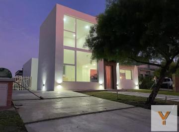 Casa · 147m² · 4 Ambientes · 2 Cocheras · Casa en Venta - 3 Dorm. 3 Baños - Cocheras - 551 m² - Santa Elena, Pilar