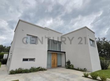 Casa · 384m² · 4 Ambientes · 1 Cochera · Casa en Venta de 3 Dorm. con Parque y Pileta en Lomas de Citybell