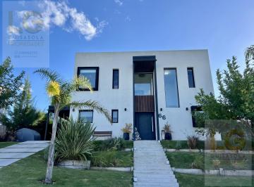 Casa · 210m² · 4 Ambientes · 4 Cocheras · Casa en Venta en Magallanes Pueblos del Plata
