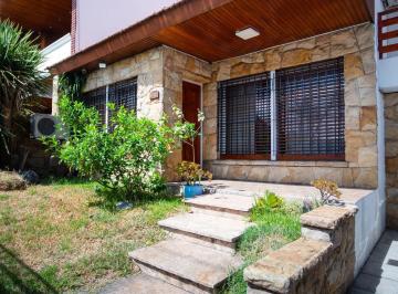 Casa · 249m² · 4 Ambientes · 2 Cocheras · Venta Casa 4 Ambientes con Jardín, Cochera y Quincho en San Justo.