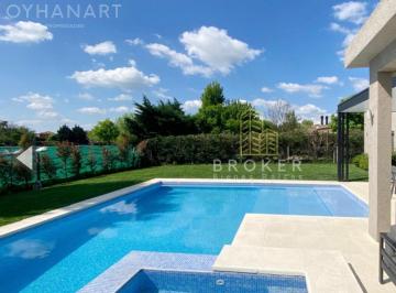 Casa · 240m² · 4 Ambientes · 2 Cocheras · Casa Una Planta