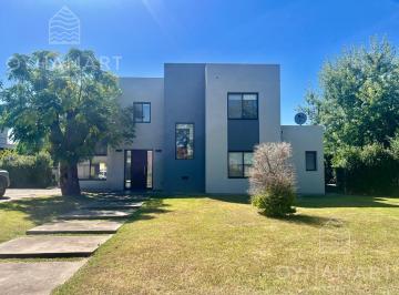 Casa · 200m² · 5 Ambientes · Casa Dos Plantas