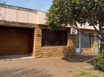 Casa · 177m² · 4 Ambientes · 1 Cochera · Casa en Venta - 3 Dorm. 2 Baños - 242 m² - Chivilcoy