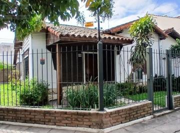 Casa · 213m² · 4 Ambientes · 2 Cocheras · Chalet en Venta - Esquina en Olivos