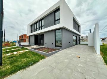 Casa · 133m² · 3 Dormitorios · 2 Cocheras · Duplex en Venta en Quebradas de Manantiales