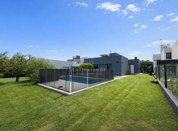 Casa · 204m² · 5 Ambientes · 2 Cocheras · Las Cañitas. Malagueño. Casa de 2 Dorm., Principal en Suite. Pileta.
