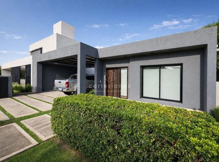 Casa · 204m² · 5 Ambientes · 2 Cocheras