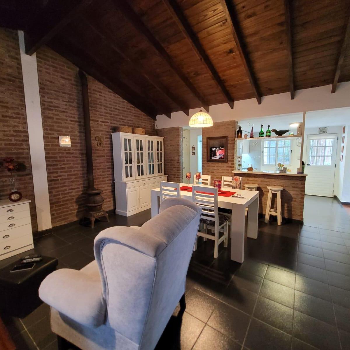 Casa 2 dorm, 100m² en Santa Celina con jardín y cochera