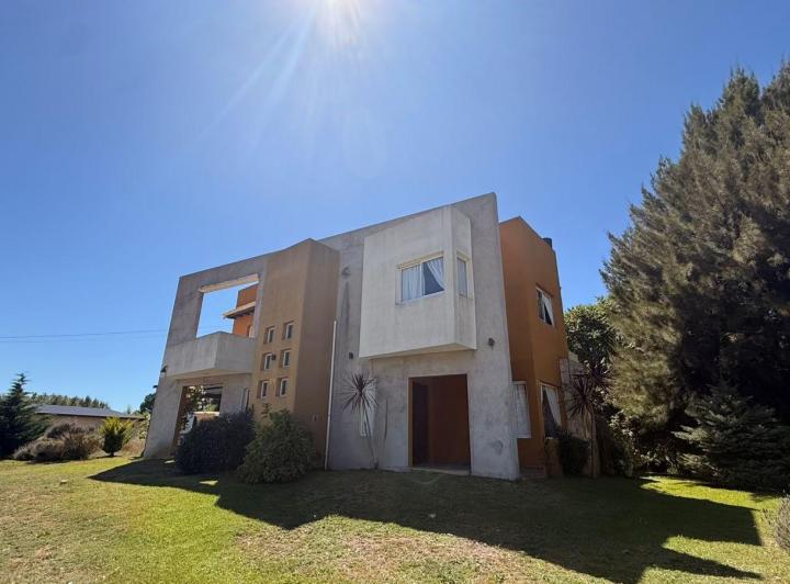 Casa · 150m² · 5 Ambientes · 2 Cocheras