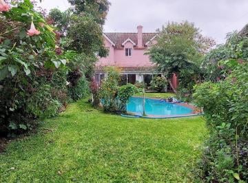 Casa · 235m² · 5 Ambientes · 1 Cochera · Muy Linda Casa en Venta en Beccar
