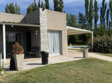 Casa · 70m² · 2 Ambientes · 1 Cochera · Casa 1 Dorm. con Pileta - Sector Chacras - Fernández Oro - Rn