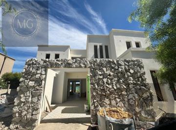 Casa · 218m² · 5 Ambientes · 2 Cocheras · Casa en Venta en San Gabriel a La Laguna