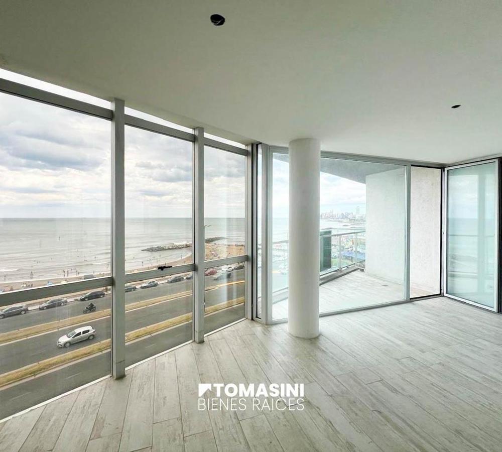 Departamento de 3 ambientes con vista plena al mar, dos cocheras y baulera