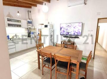 Casa · 74m² · 4 Ambientes · 1 Cochera · Casa 2 Dorm., Cochera y Patio Pequeño con Asador. Mb Zona Venado Tuerto