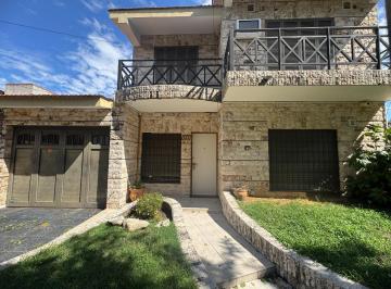 Casa · 184m² · 4 Ambientes · 2 Cocheras · Casa Reciclada en Venta 3 Dorm. Lomas de Alberdi
