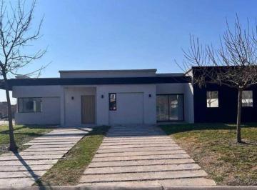 Casa · 250m² · 4 Ambientes · 4 Cocheras · Venta Casa San Sebastian - Cuan Propiedades
