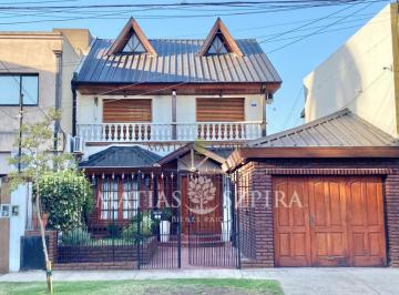 Casa en Venta de 7 ambientes Castelar · Chalet de Categoría con Piscina, Parque y Jacuzzi