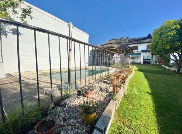 Casa · 200m² · 7 Ambientes · 1 Cochera · Chalet de Categoría con Piscina, Parque y Jacuzzi