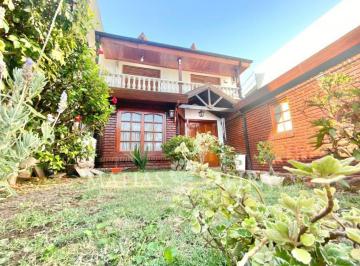 Casa · 200m² · 7 Ambientes · 1 Cochera · Chalet de Categoría con Piscina, Parque y Jacuzzi