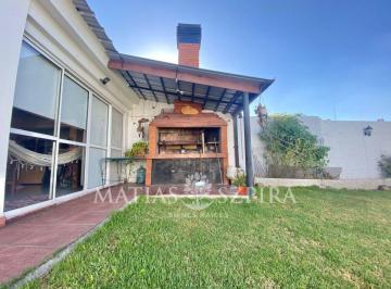 Casa · 200m² · 7 Ambientes · 1 Cochera · Chalet de Categoría con Piscina, Parque y Jacuzzi