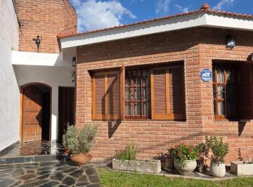 Casa · 133ha · 6 Ambientes · Casa en Venta Residencial Velez Sarfield 2 Dorm.