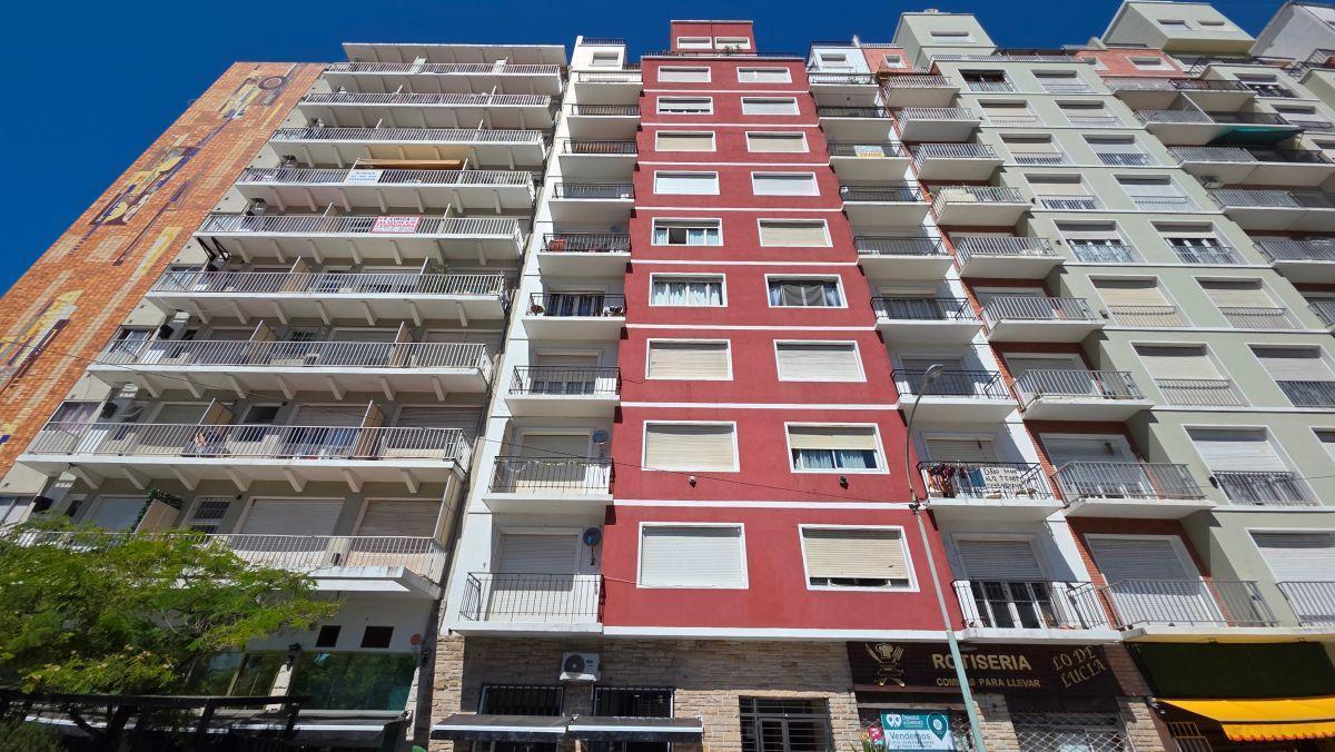 En venta departamento de 2 ambientes frente a Plaza Colon