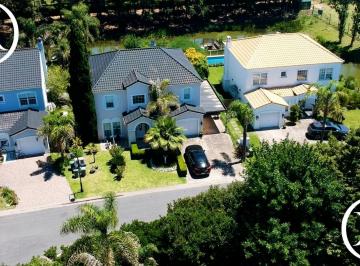 Casa · 331m² · 6 Ambientes · 3 Cocheras · Casa en Venta en Barrancas del Lago, Nordelta, Tigre