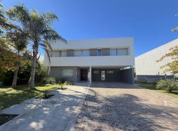 Casa · 370m² · 5 Ambientes · Excelente Propiedad de Moderno Diseño en 2 Plantas con Piscina