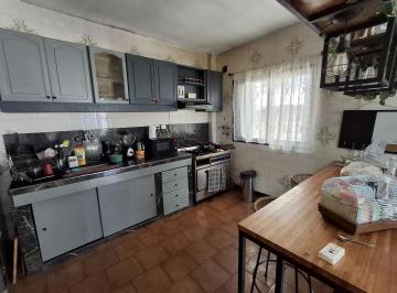 Casa · 240m² · 4 Ambientes · 3 Cocheras · Casa 3 Ambientes con Local y Garage en Barrio Libertador a La Venta
