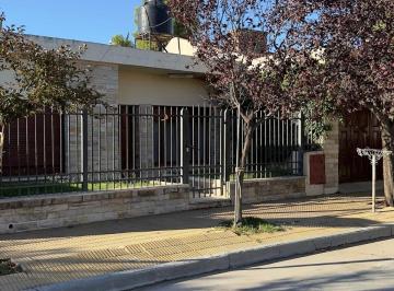 Casa · 157m² · 4 Ambientes · 1 Cochera · Casa en Venta General Urquiza Villa Regina