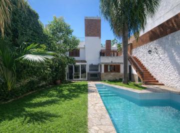 Casa · 218m² · 8 Ambientes · 1 Cochera · Casa en Echesortu