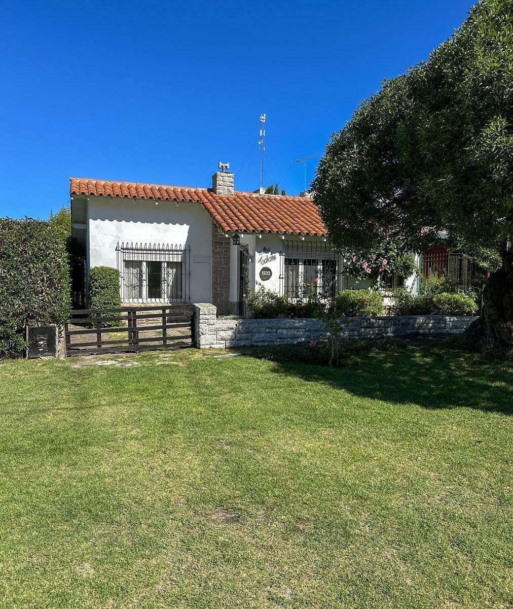 Chalet en estado original sobre Avenida Cervantes Saavedra, 234m² en Punta Mogotes