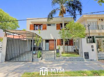 Casa · 225m² · 3 Dormitorios · 3 Cocheras · Casa en Venta Rosario, Alberdi.