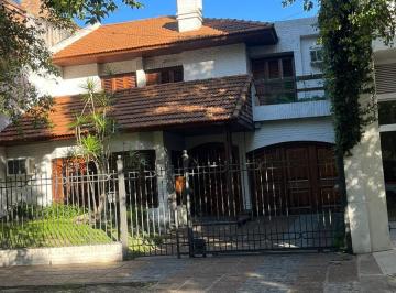 Casa · 300m² · 5 Dormitorios · 2 Cocheras · Gran Casa en El Corazon del Parque