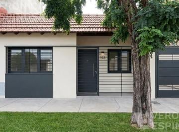 Casa · 70m² · 3 Ambientes · 3 Cocheras · Casa de Tres Ambientes en Venta, Moron