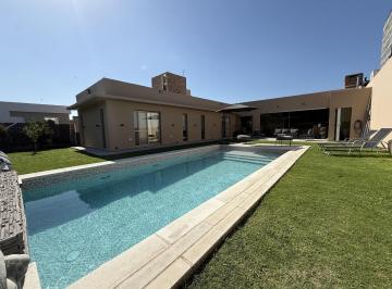 Casa · 220m² · 5 Ambientes · 4 Cocheras · Venta Hermosa Casa - Planta Baja - Dos Dorm. - Gran Patio con Pileta
