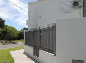 Casa · 65m² · 5 Ambientes · 1 Cochera · Amplia Casa en Venta